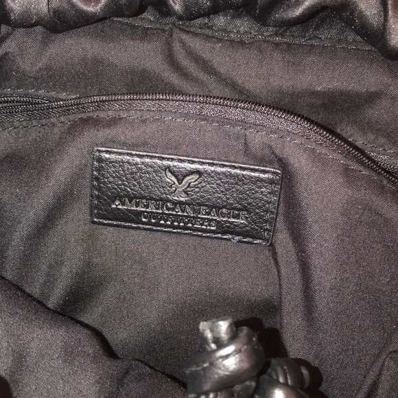 Black back pack - Picture 2 of 3